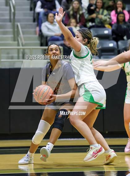 Thumbnail 2 in Paradise vs. Bells (UIL 3A D2 Regional Final Playoff) photogallery.