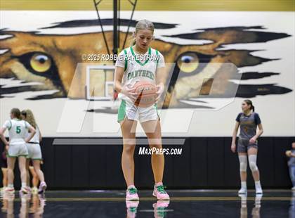 Thumbnail 1 in Paradise vs. Bells (UIL 3A D2 Regional Final Playoff) photogallery.