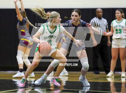 Thumbnail 2 in Paradise vs. Bells (UIL 3A D2 Regional Final Playoff) photogallery.