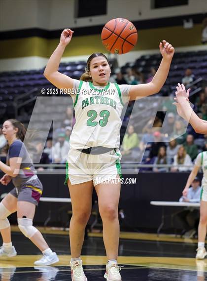 Thumbnail 3 in Paradise vs. Bells (UIL 3A D2 Regional Final Playoff) photogallery.