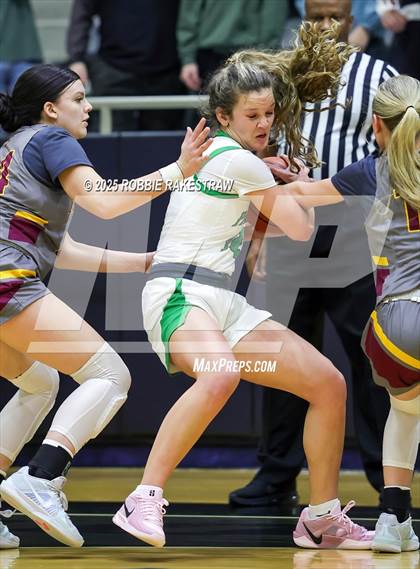Thumbnail 3 in Paradise vs. Bells (UIL 3A D2 Regional Final Playoff) photogallery.