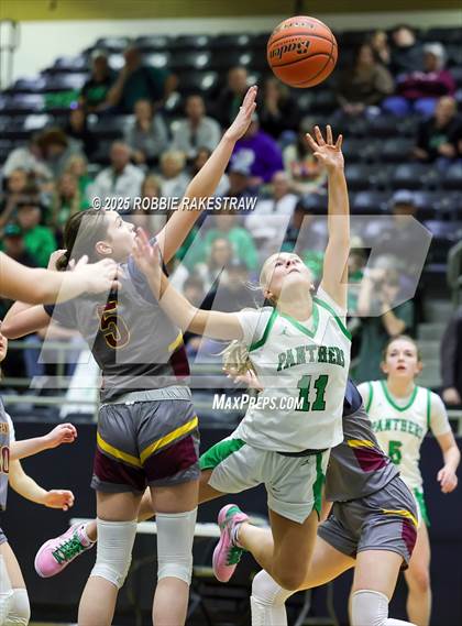 Thumbnail 1 in Paradise vs. Bells (UIL 3A D2 Regional Final Playoff) photogallery.