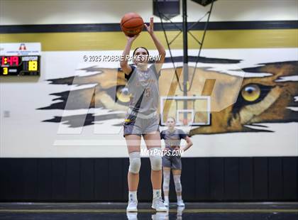 Thumbnail 2 in Paradise vs. Bells (UIL 3A D2 Regional Final Playoff) photogallery.