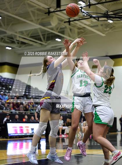 Thumbnail 2 in Paradise vs. Bells (UIL 3A D2 Regional Final Playoff) photogallery.