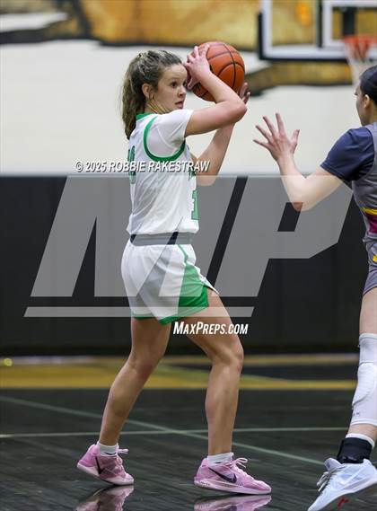 Thumbnail 3 in Paradise vs. Bells (UIL 3A D2 Regional Final Playoff) photogallery.