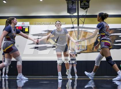 Thumbnail 3 in Paradise vs. Bells (UIL 3A D2 Regional Final Playoff) photogallery.