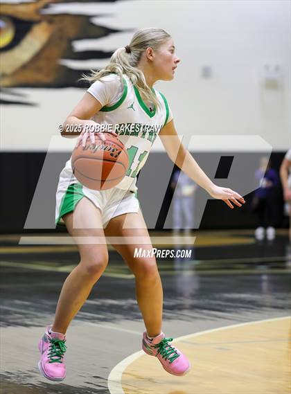 Thumbnail 1 in Paradise vs. Bells (UIL 3A D2 Regional Final Playoff) photogallery.