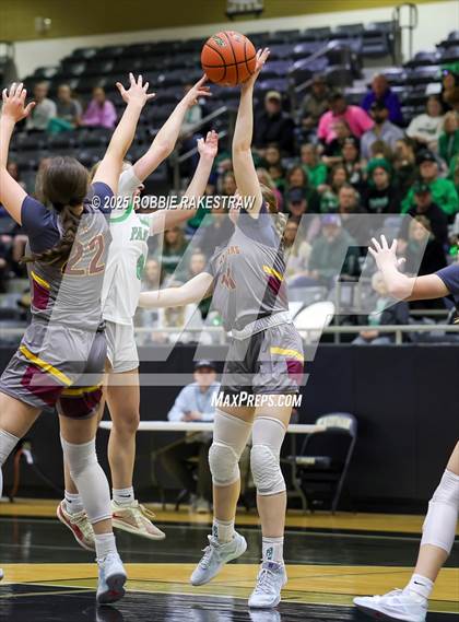 Thumbnail 3 in Paradise vs. Bells (UIL 3A D2 Regional Final Playoff) photogallery.