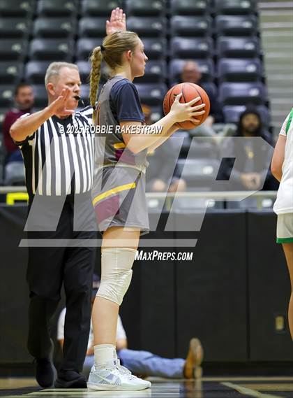 Thumbnail 1 in Paradise vs. Bells (UIL 3A D2 Regional Final Playoff) photogallery.