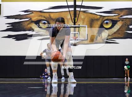 Thumbnail 3 in Paradise vs. Bells (UIL 3A D2 Regional Final Playoff) photogallery.