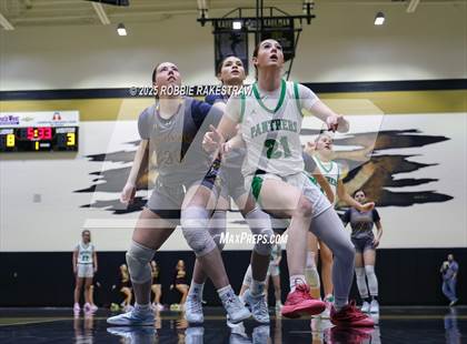 Thumbnail 3 in Paradise vs. Bells (UIL 3A D2 Regional Final Playoff) photogallery.