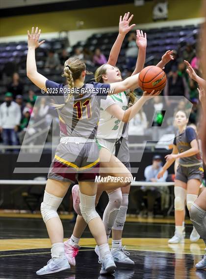 Thumbnail 1 in Paradise vs. Bells (UIL 3A D2 Regional Final Playoff) photogallery.
