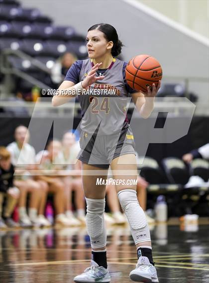 Thumbnail 3 in Paradise vs. Bells (UIL 3A D2 Regional Final Playoff) photogallery.