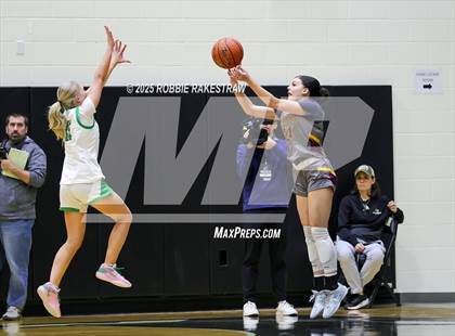 Thumbnail 1 in Paradise vs. Bells (UIL 3A D2 Regional Final Playoff) photogallery.
