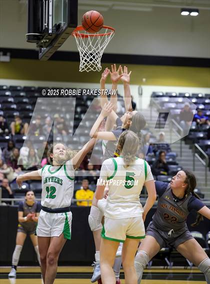 Thumbnail 2 in Paradise vs. Bells (UIL 3A D2 Regional Final Playoff) photogallery.