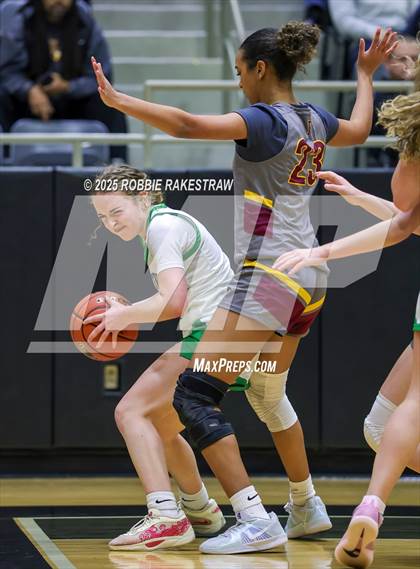 Thumbnail 3 in Paradise vs. Bells (UIL 3A D2 Regional Final Playoff) photogallery.