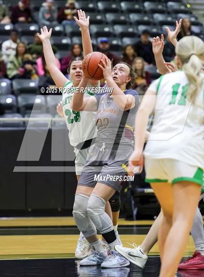 Thumbnail 1 in Paradise vs. Bells (UIL 3A D2 Regional Final Playoff) photogallery.