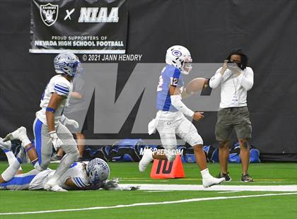 Thumbnail 3 in McQueen vs. Bishop Gorman (5A State Championship) photogallery.