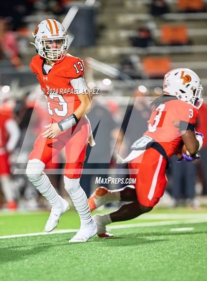 Thumbnail 3 in La Porte vs. Barbers Hill (UIL 5A D1 Football Area) photogallery.
