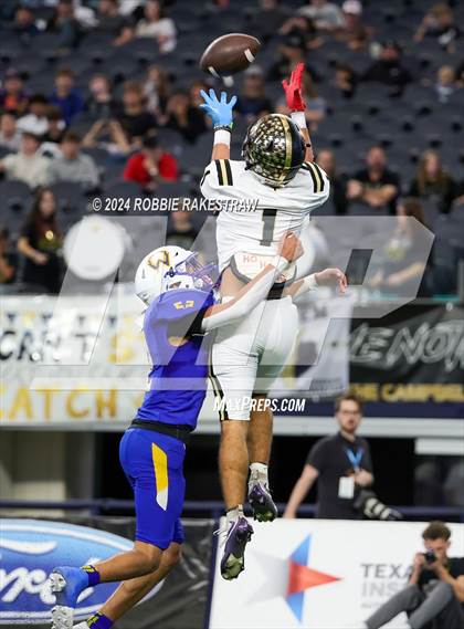 Thumbnail 1 in Whiteface vs. Gordon (UIL 1A Division I Football Final) photogallery.