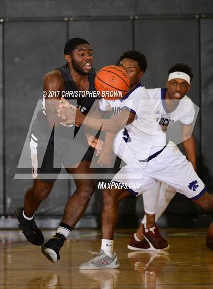 Thumbnail 1 in Humble vs Richardson (McDonald's Texas Invitational) photogallery.