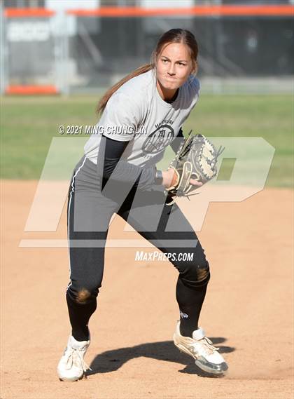Thumbnail 1 in El Modena @ Huntington Beach photogallery.