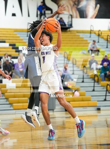 Thumbnail 2 in Cherokee Trail vs Arvada West (Paul Davis Classic) photogallery.