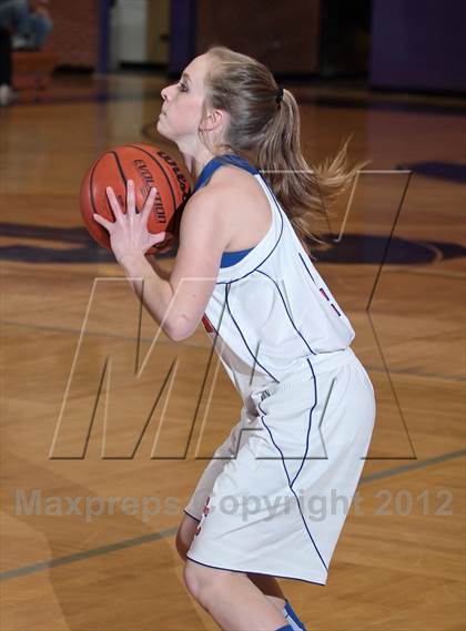 Thumbnail 2 in Alcoa vs Campbell County (Winterfest Shootout) photogallery.