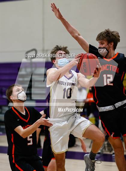 Thumbnail 1 in Grand Junction vs Holy Family (CHSAA 4A Playoffs Rd 1) photogallery.