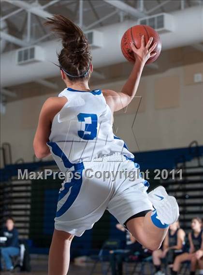 Thumbnail 3 in Bishop vs Del Norte (So Cal Holiday Prep Classic) photogallery.