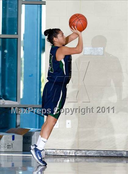 Thumbnail 2 in Bishop vs Del Norte (So Cal Holiday Prep Classic) photogallery.