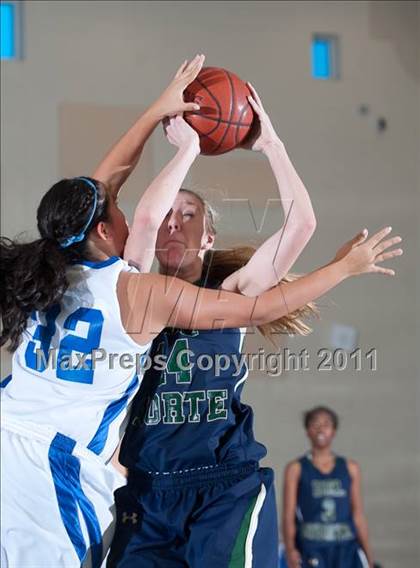 Thumbnail 2 in Bishop vs Del Norte (So Cal Holiday Prep Classic) photogallery.