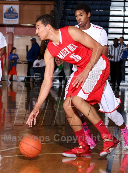 Thumbnail 1 in Mater Dei vs. Constitution (Tarkanian Classic) photogallery.