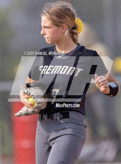 Thumbnail 3 in Skutt Catholic vs. Fremont photogallery.