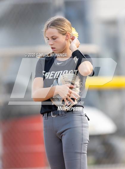Thumbnail 2 in Skutt Catholic vs. Fremont photogallery.