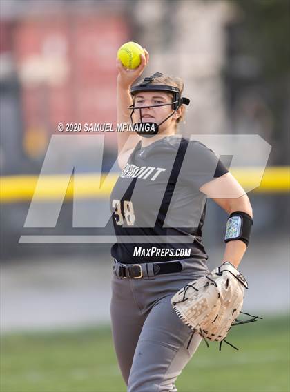 Thumbnail 2 in Skutt Catholic vs. Fremont photogallery.