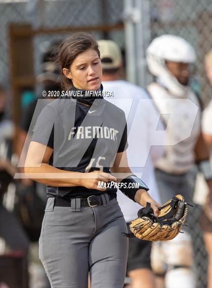 Thumbnail 2 in Skutt Catholic vs. Fremont photogallery.