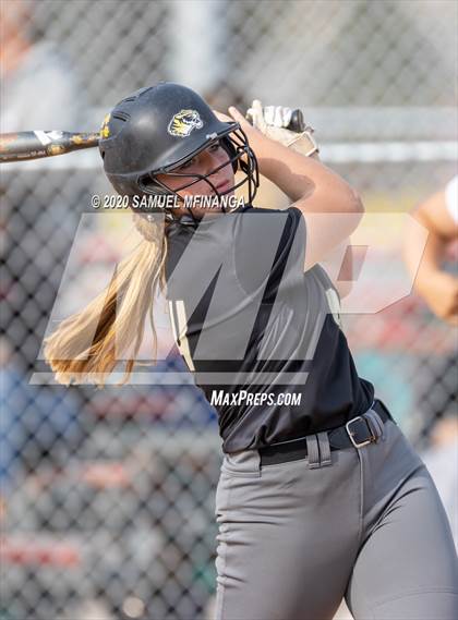 Thumbnail 3 in Skutt Catholic vs. Fremont photogallery.