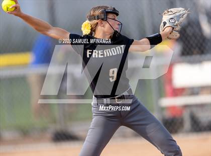 Thumbnail 2 in Skutt Catholic vs. Fremont photogallery.