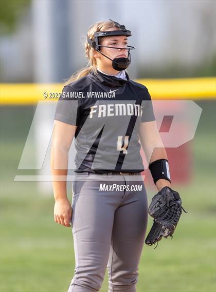 Thumbnail 3 in Skutt Catholic vs. Fremont photogallery.