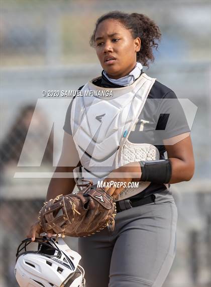 Thumbnail 2 in Skutt Catholic vs. Fremont photogallery.