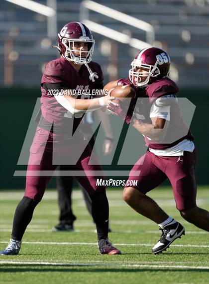 Thumbnail 2 in Red Oak vs. Amarillo (UIL 5A D1 Area Playoff) photogallery.