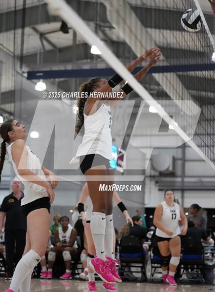 Thumbnail 3 in Klein Oak vs Shadow Creek (Legends Invitational) photogallery.