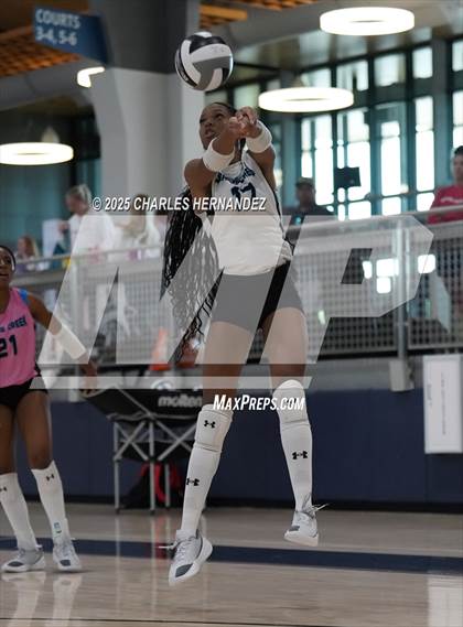Thumbnail 2 in Klein Oak vs Shadow Creek (Legends Invitational) photogallery.