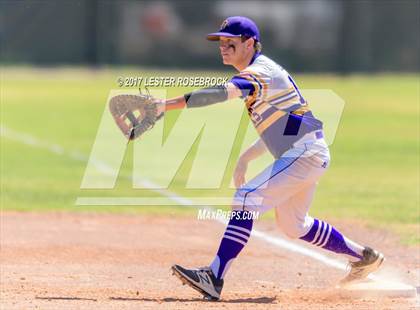 Thumbnail 3 in Bruni vs. D'Hanis (UIL 1A Regional Playoffs) photogallery.