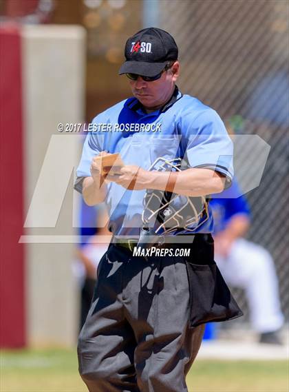 Thumbnail 1 in Bruni vs. D'Hanis (UIL 1A Regional Playoffs) photogallery.