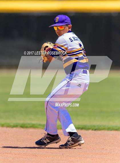 Thumbnail 2 in Bruni vs. D'Hanis (UIL 1A Regional Playoffs) photogallery.