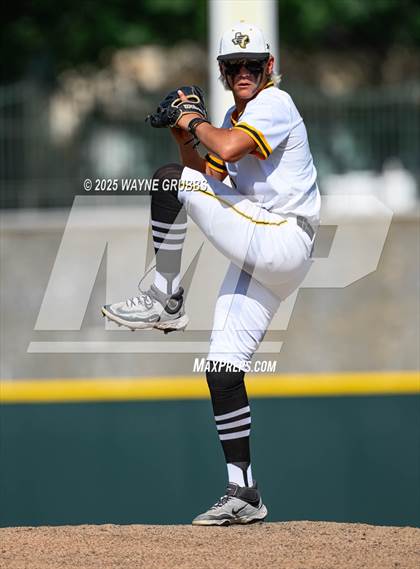 Thumbnail 1 in Seminole vs. Pleasant Grove (UIL 4A D1 State Semifinal Game 2) photogallery.