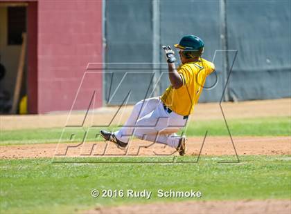Thumbnail 2 in Highland vs. Narbonne photogallery.