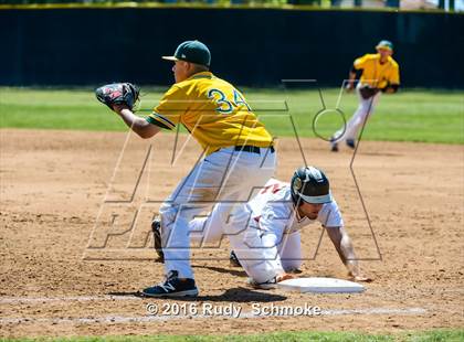 Thumbnail 2 in Highland vs. Narbonne photogallery.